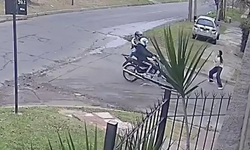 Κλέφτες στο Μπουένος Άιρες επιχείρησαν να ληστέψουν γυναίκα αλλά... την πάτησαν (Βίντεο)